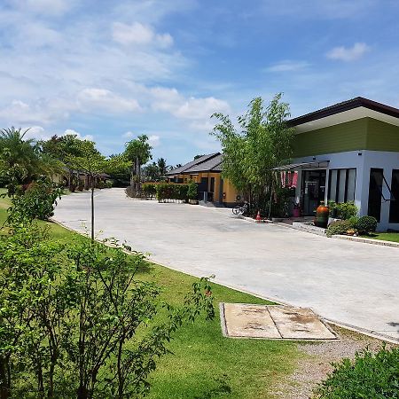 Nicasio Hotel Chumphon Exterior foto